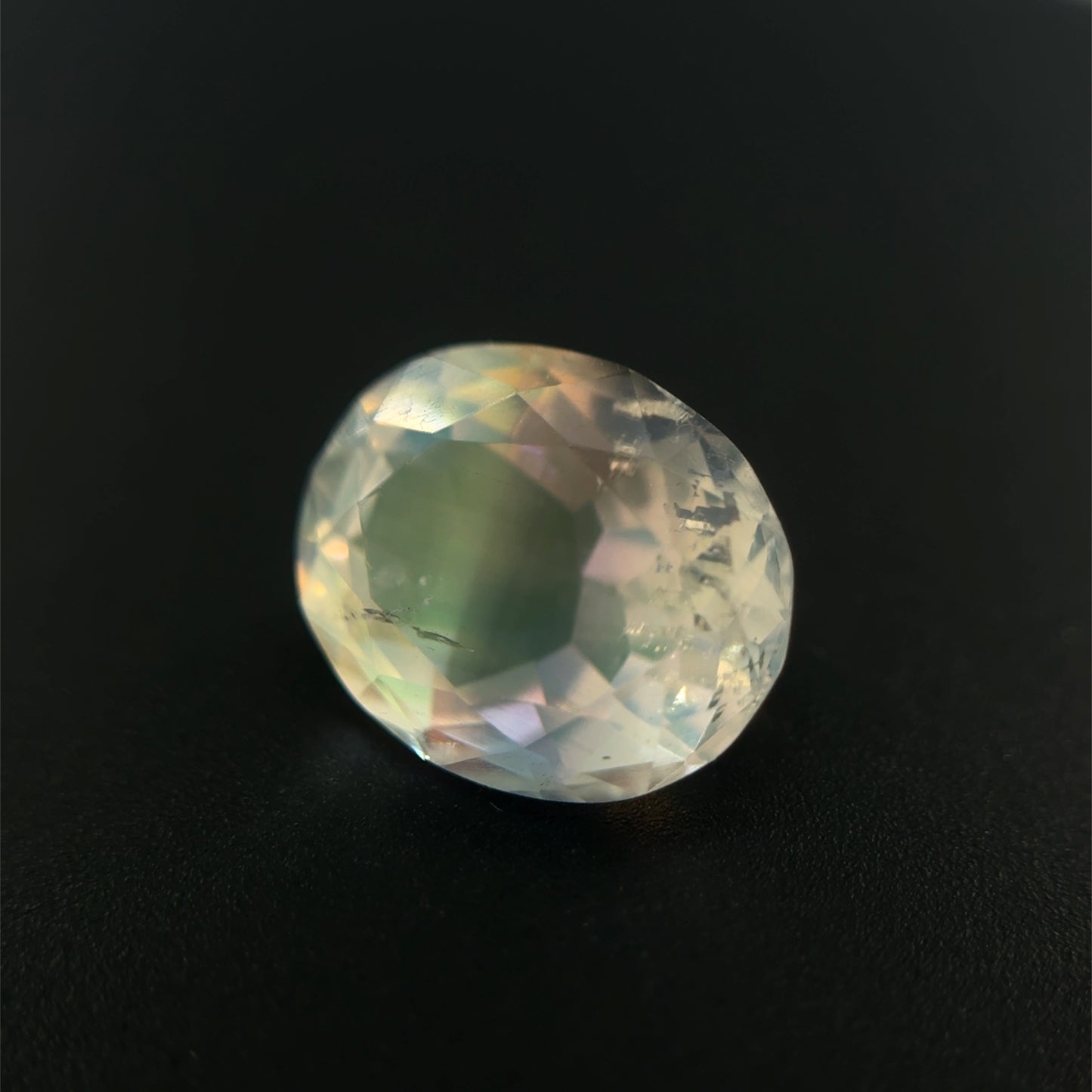 Rainbow Moonstone, Weiß, Oval, 3,47 ct