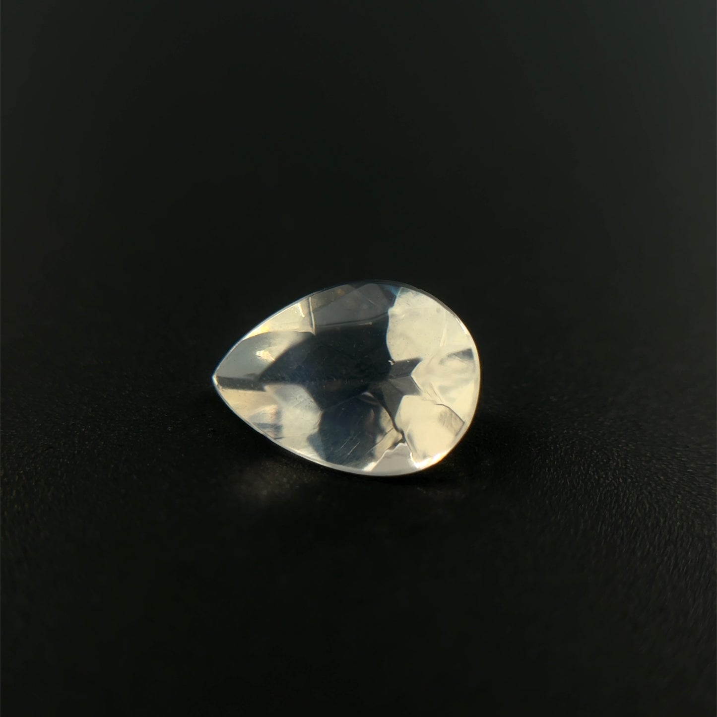 Rainbow Moonstone, Weiß, Tropfen, 0,84 ct