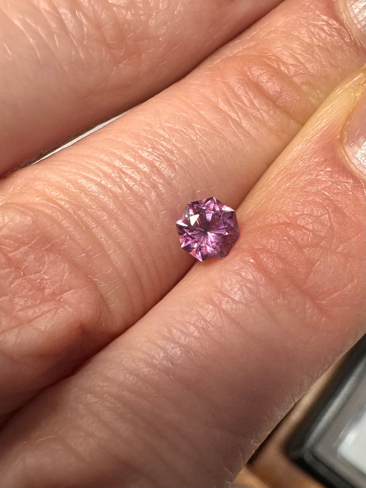 Malaya Granat, Rosa, Oval, 0,60ct., 5,8-6,2x 4,3-4,5x 2,7 mm Einschlüsse