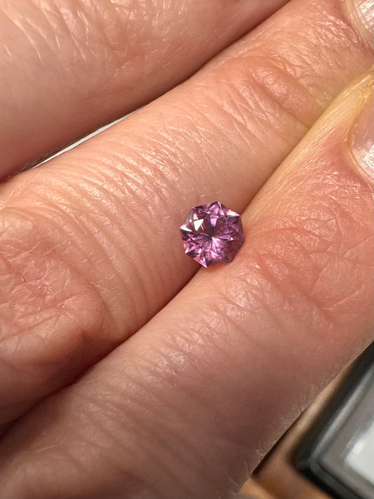 Malaya Granat, Rosa, Oval, 0,60ct., 5,8-6,2x 4,3-4,5x 2,7 mm Einschlüsse