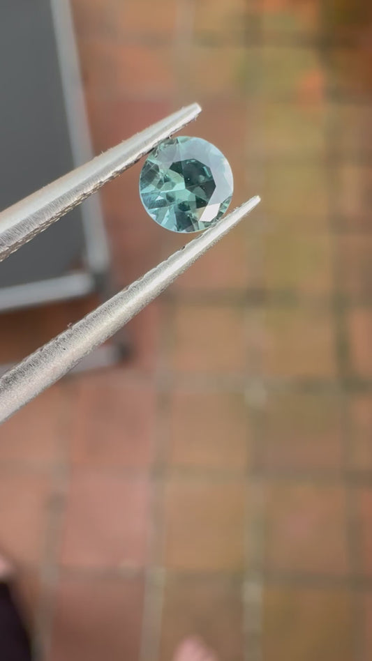 Saphir, Petrol, Rund, 0,60 ct.