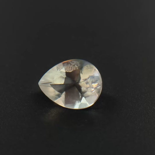 Rainbow Moonstone, Weiß, Tropfen, 0,64 ct